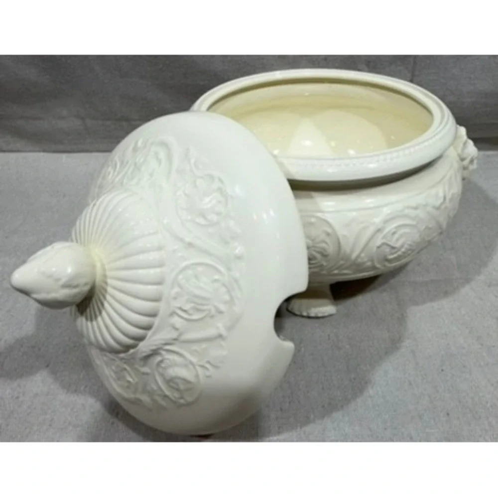 Wedgwood Patrician Creamware Soup Tureen with Lid Vintage 1949 England Lion Head